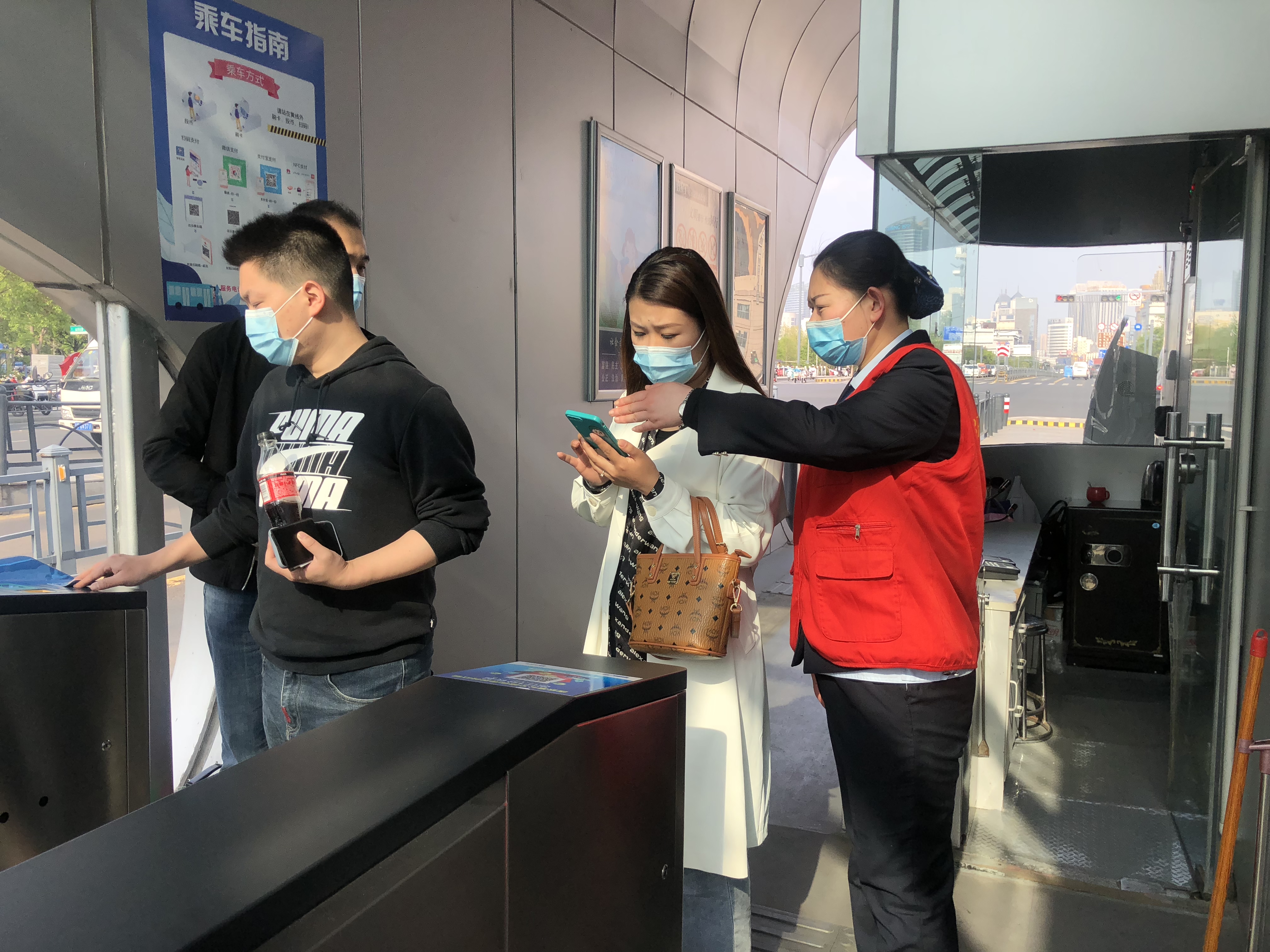 快速公交事業(yè)部站務員張議丹、曹興鑫幫助乘客找回丟失校服獲感謝