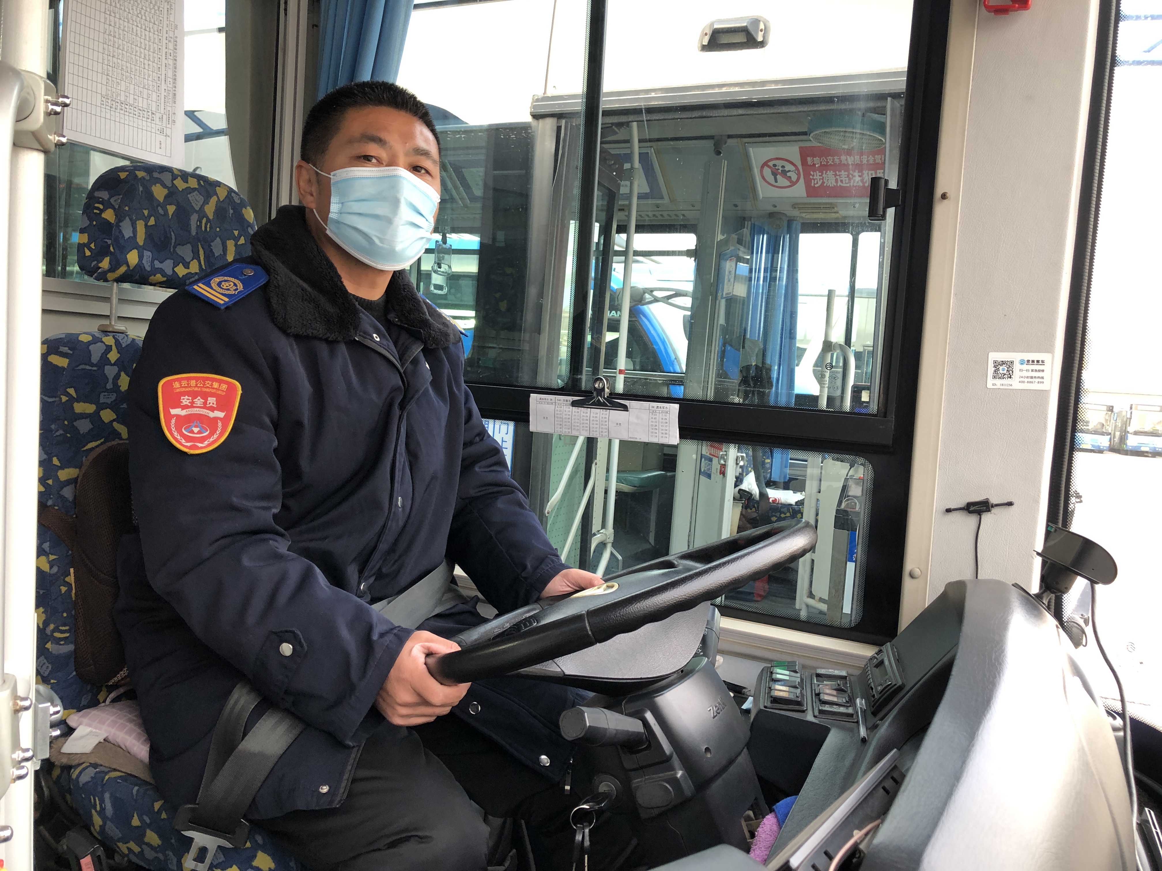 公交集團(tuán)快速公交事業(yè)部B13線(xiàn)駕駛員龔本軍撿包歸還乘客獲感謝