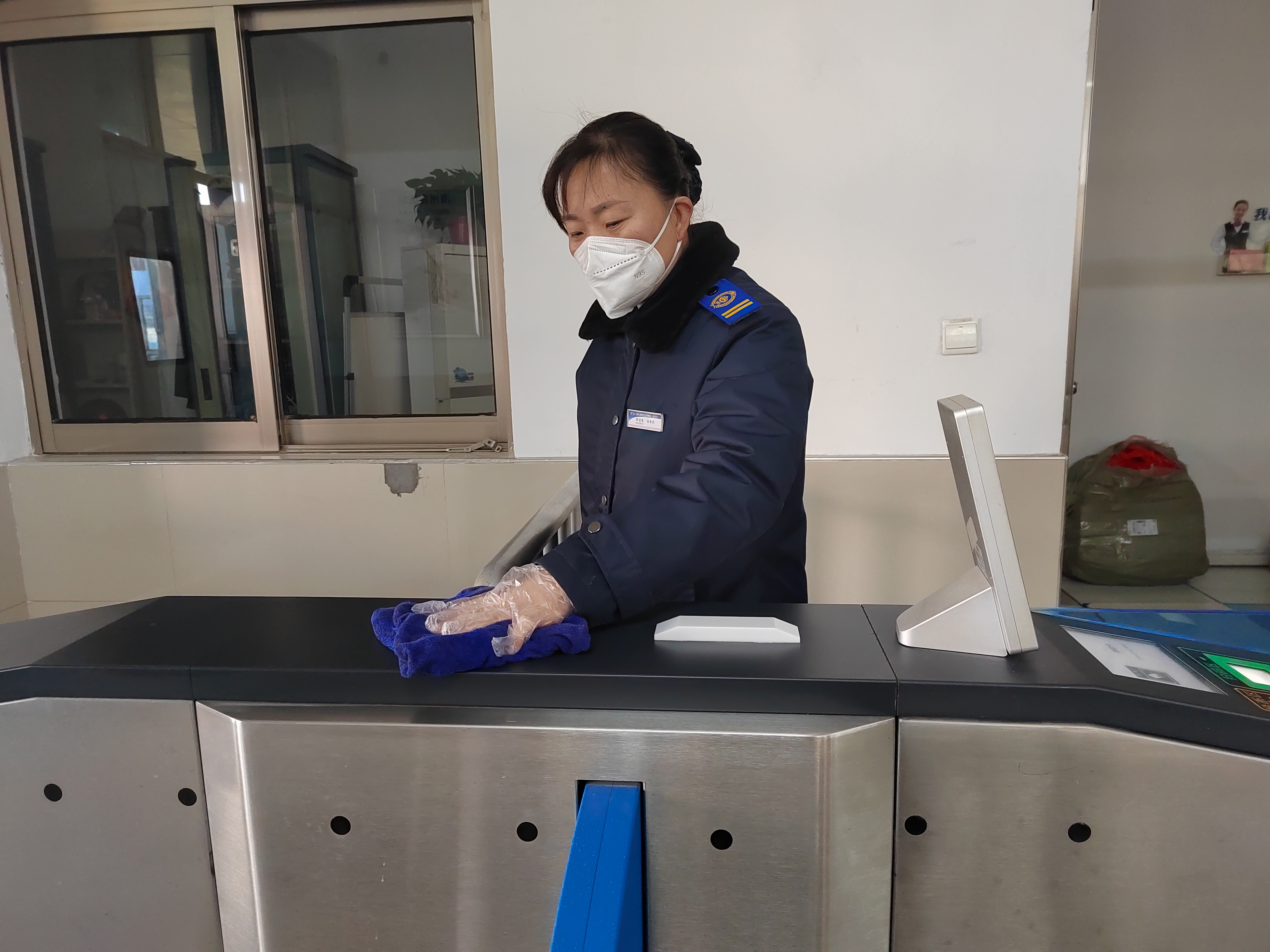 公交集團(tuán)快速公交事業(yè)部站務(wù)員李迎榮熱心幫助老人乘車(chē)獲感謝