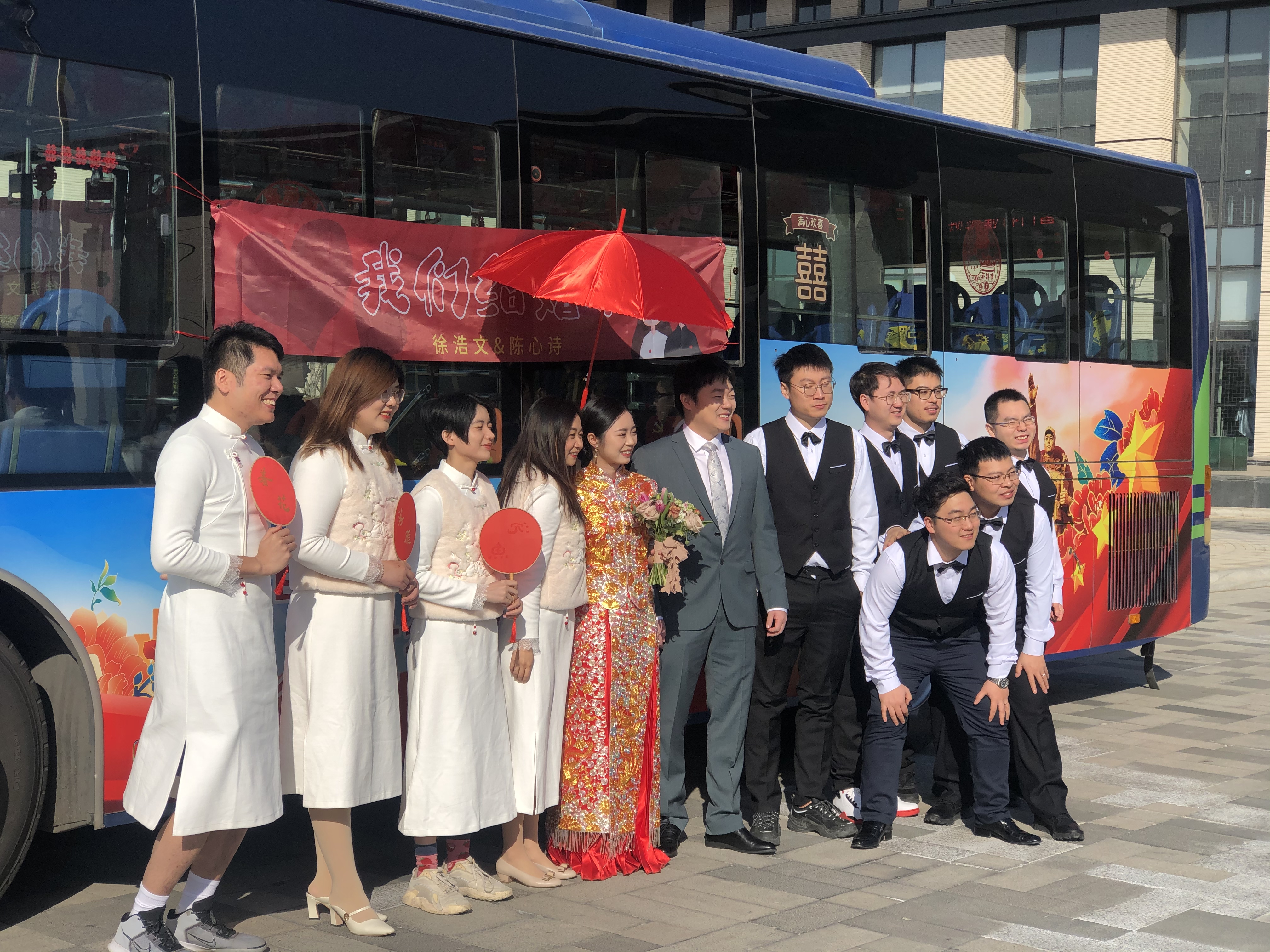 “我們結(jié)婚啦”，公交變“婚車”，黨建車廂見證新人的幸福時(shí)刻