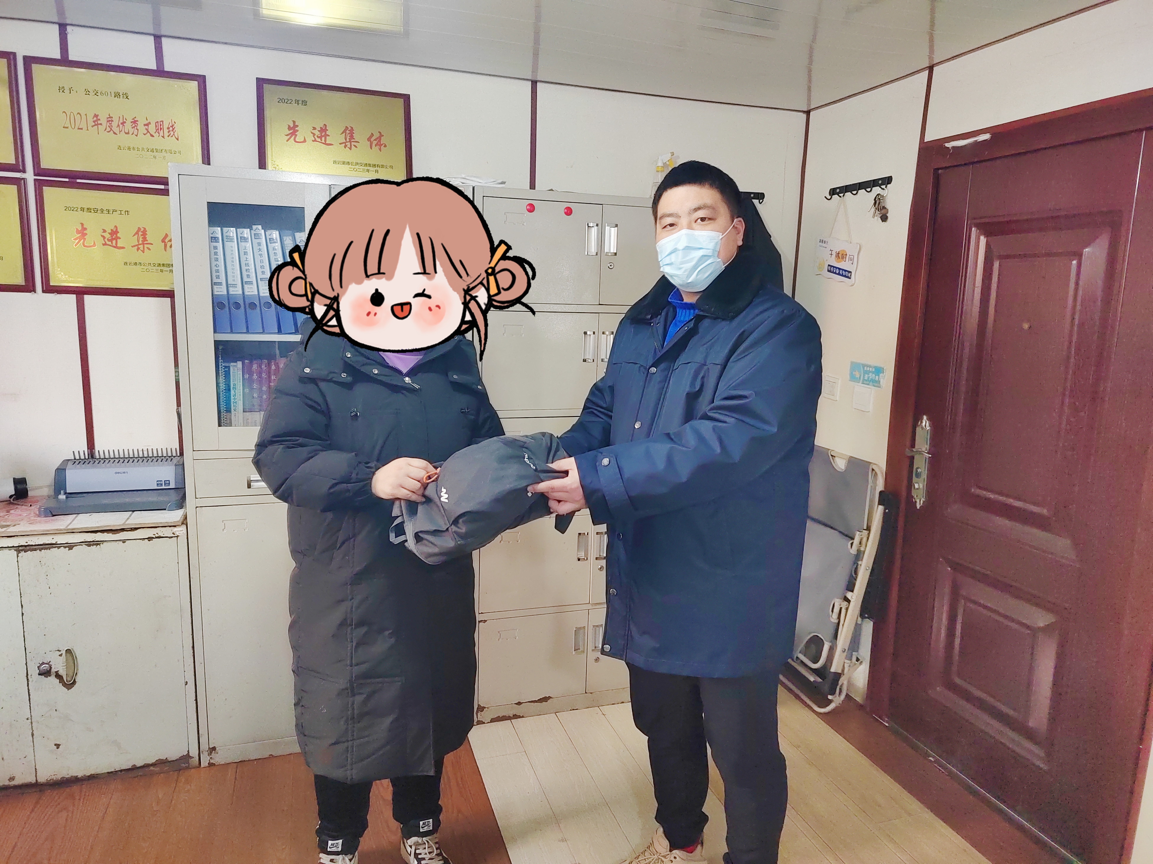 近萬(wàn)元港幣、澳門(mén)幣落公交，司機(jī)撿到歸還