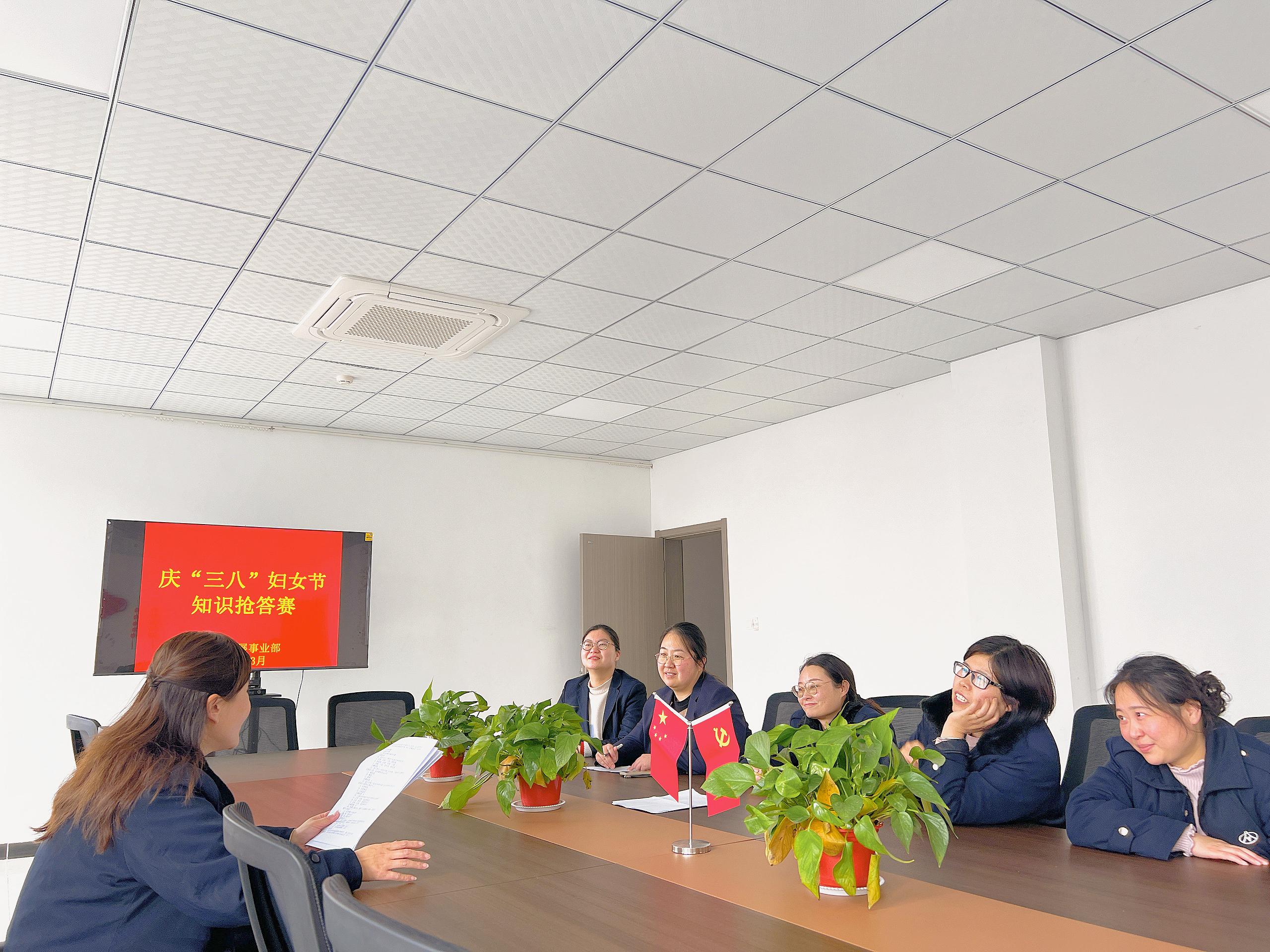 公交集團(tuán)經(jīng)營發(fā)展事業(yè)部開展“三八節(jié)” 活動