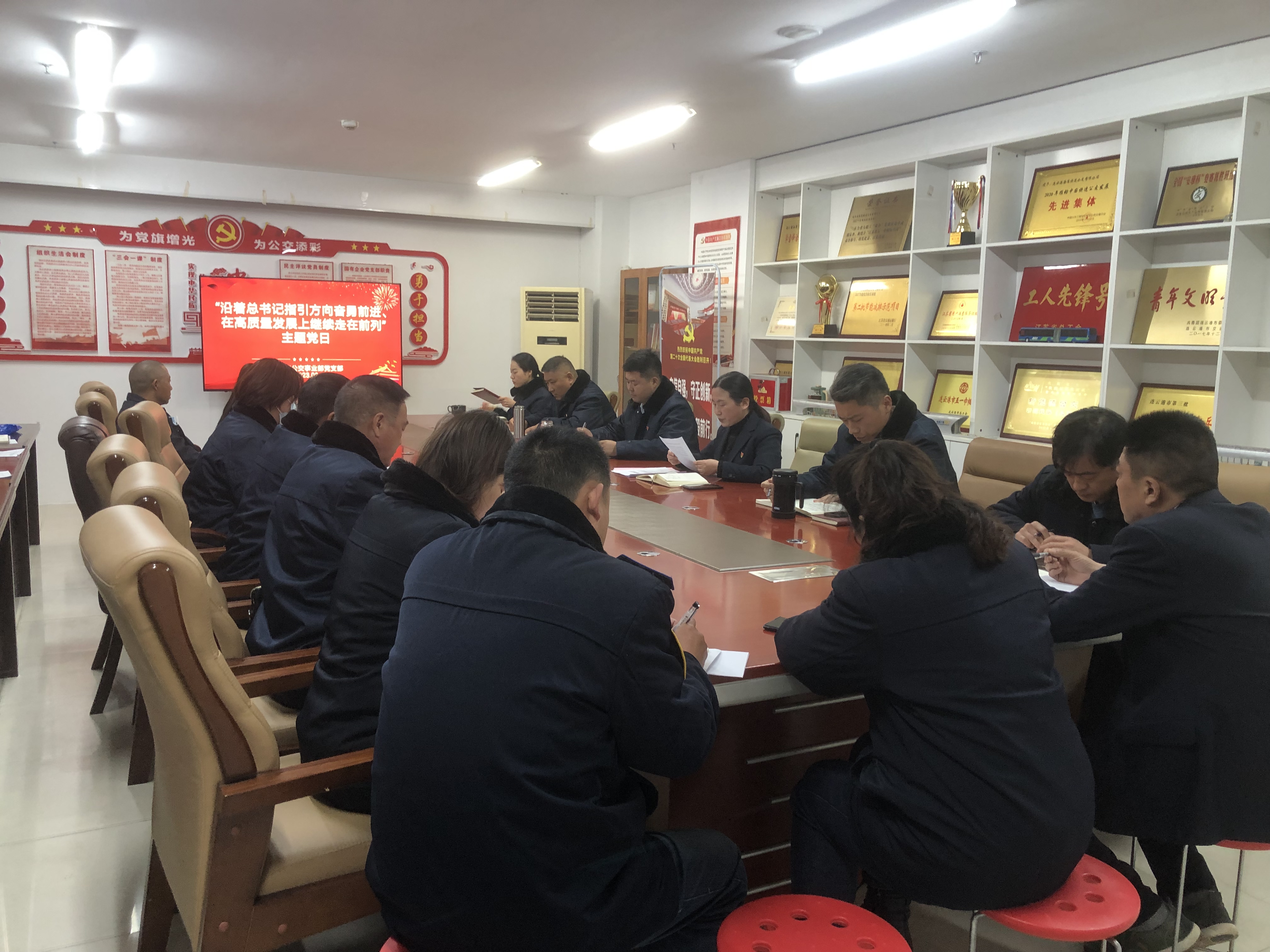 快速公交事業(yè)部黨支部開展“沿著總書記指引方向奮勇前進(jìn)、在高質(zhì)量發(fā)展上繼續(xù)走在前列”主題黨日活動(dòng)