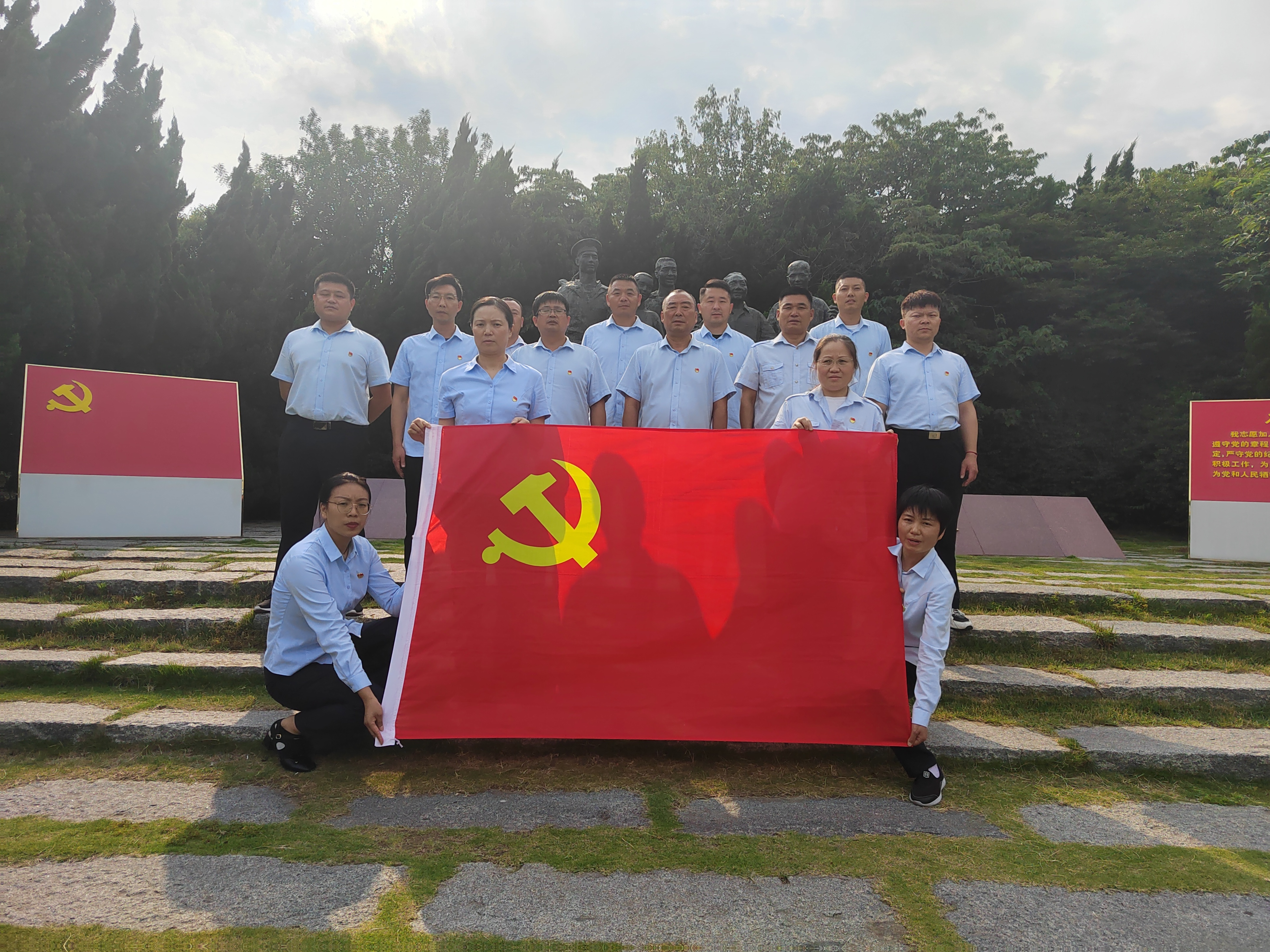 走進“鄧小平和人民在一起”雕塑公園，公交集團公交事業(yè)二部黨支部理論學習 中心組（擴大）開展現(xiàn)場研學