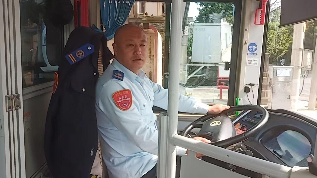 公交游5路駕駛員路煒及時歸還乘客丟失的手機(jī)