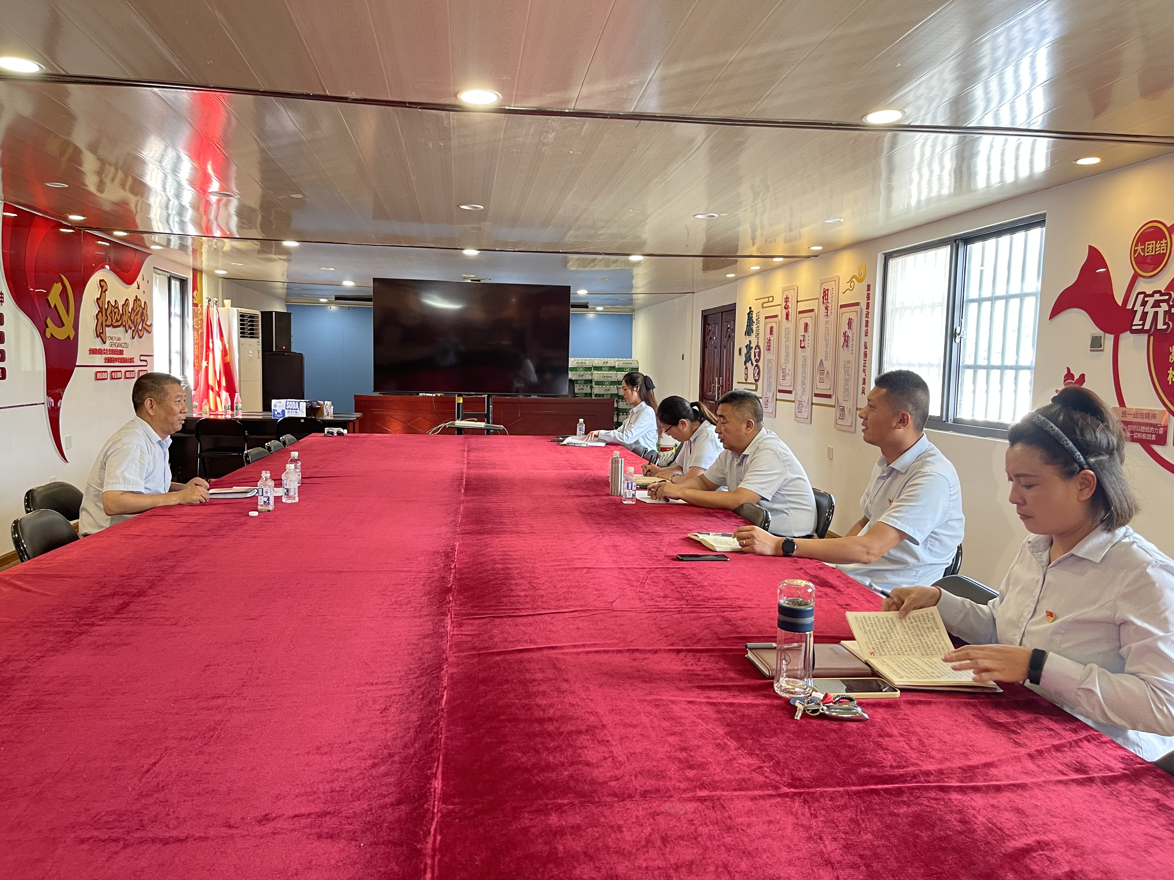 公交集團公交事業(yè)一部理論中心組專題學習研討《習近平新時代中國特色社會主義思想學習綱要（2023年版）》