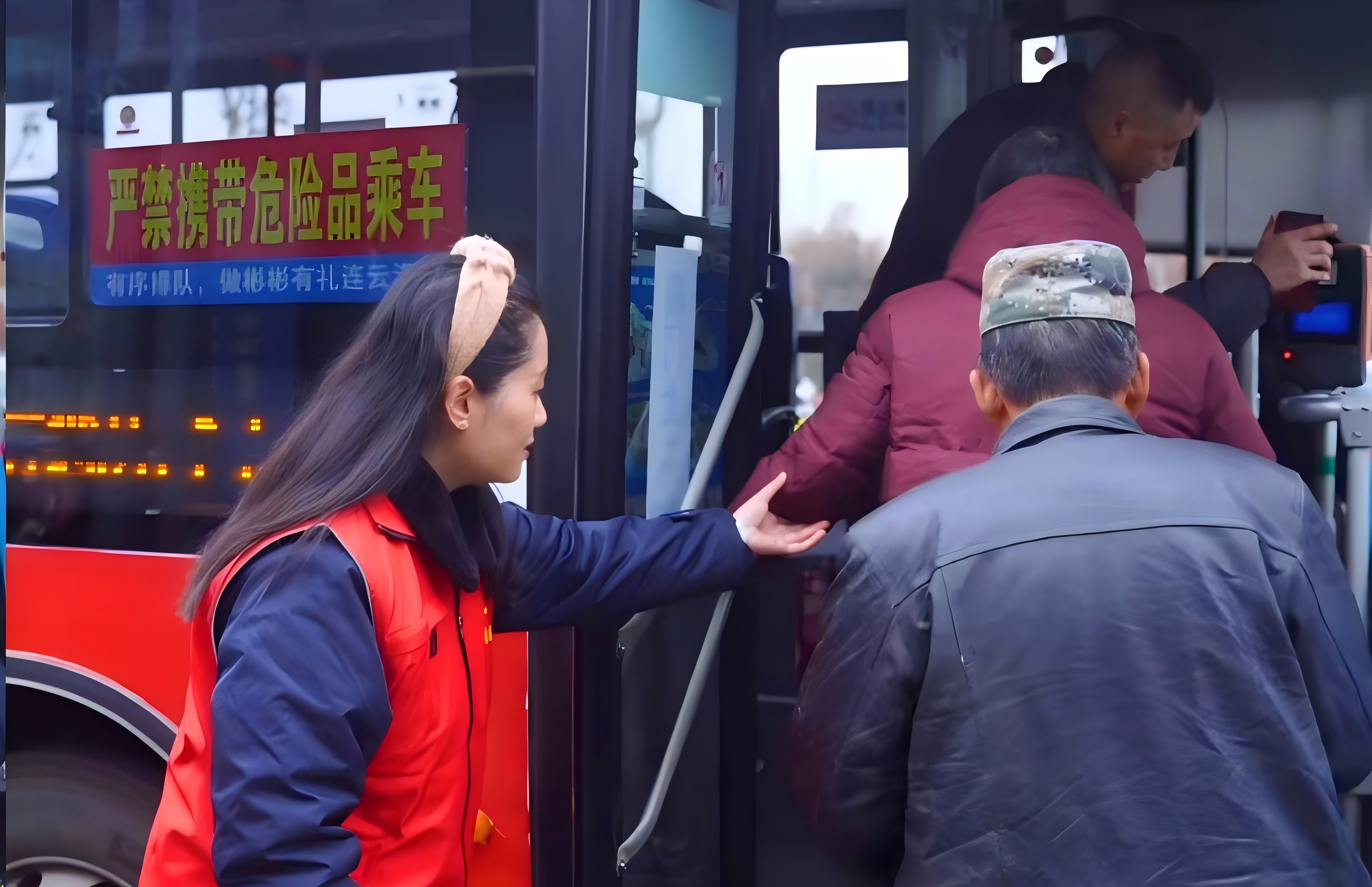 戰(zhàn)嚴(yán)寒保春運(yùn)，公交志愿服務(wù)隊(duì)員的那抹志愿紅正迎風(fēng)而上
