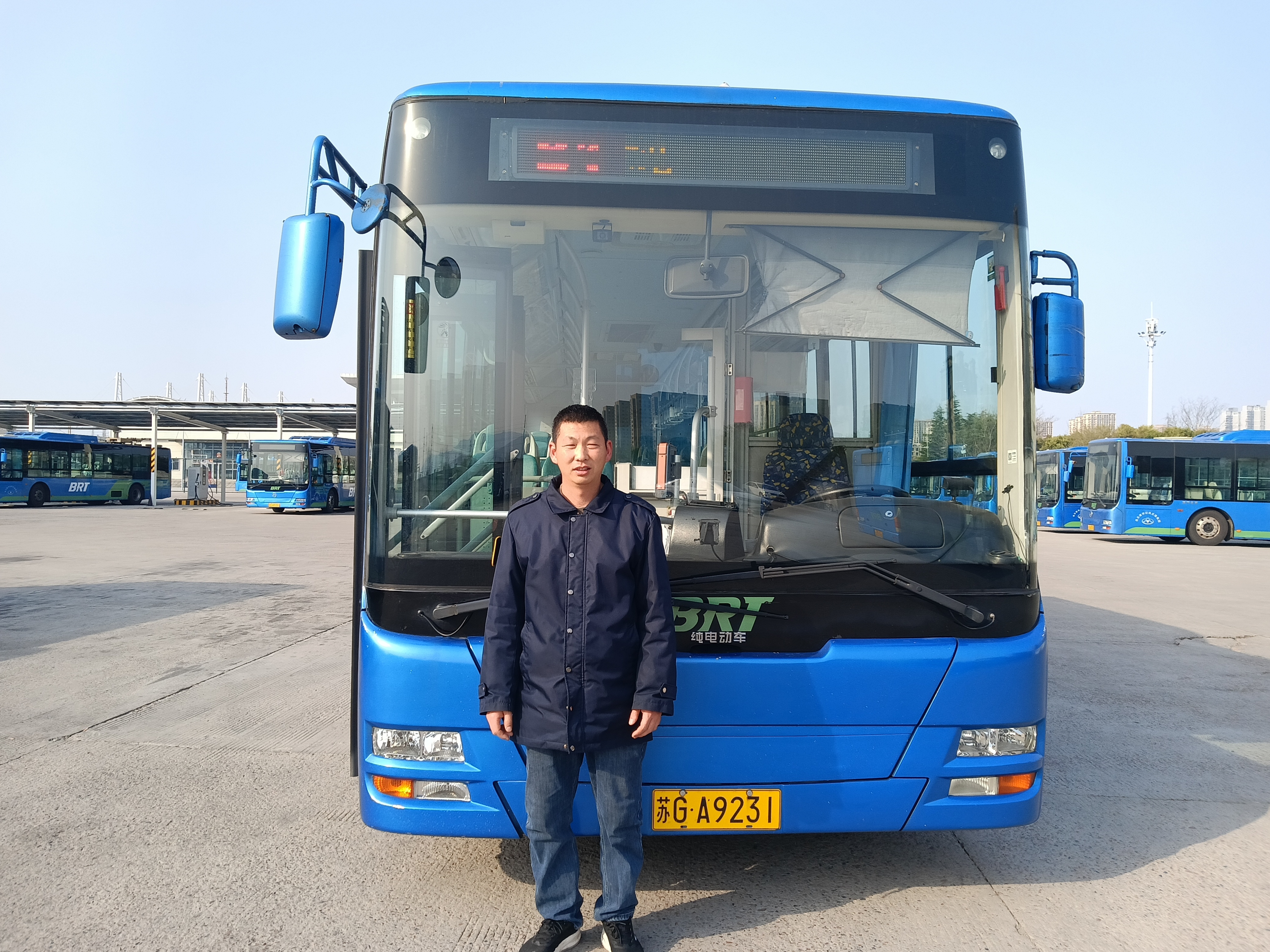責任在肩，公交司機師傅助乘客尋回遺失財物