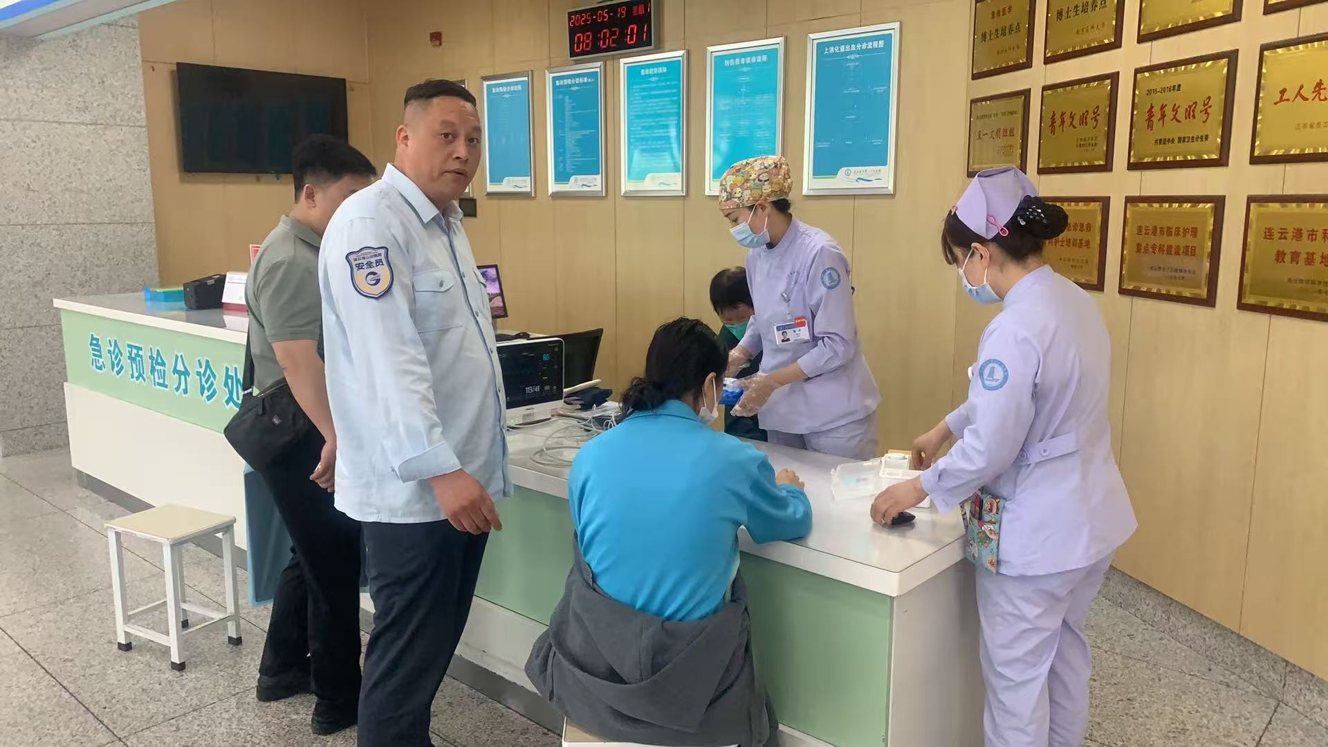 學生突發(fā)暈厥，公交集團快速公交公司B12線 駕駛員王海平緊急救助