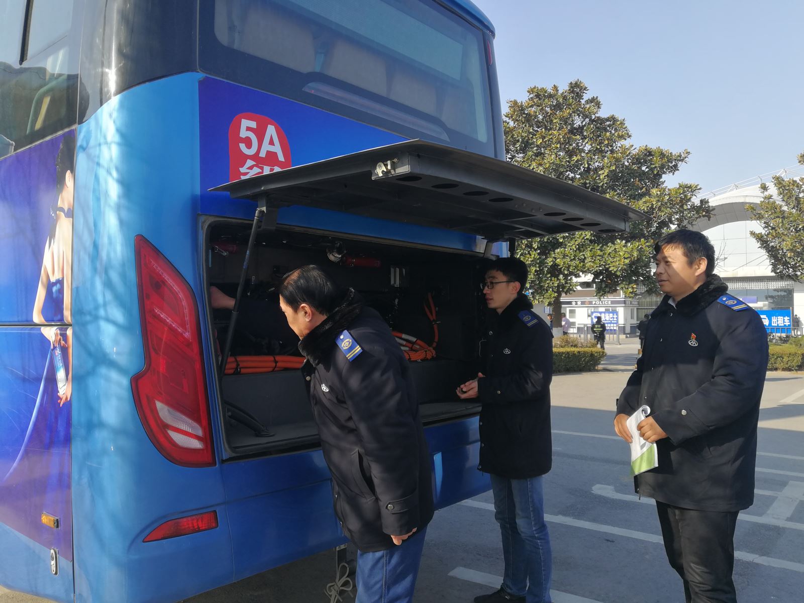 公交集團(tuán)經(jīng)營(yíng)發(fā)展事業(yè)部開展車容車貌大整治活動(dòng)