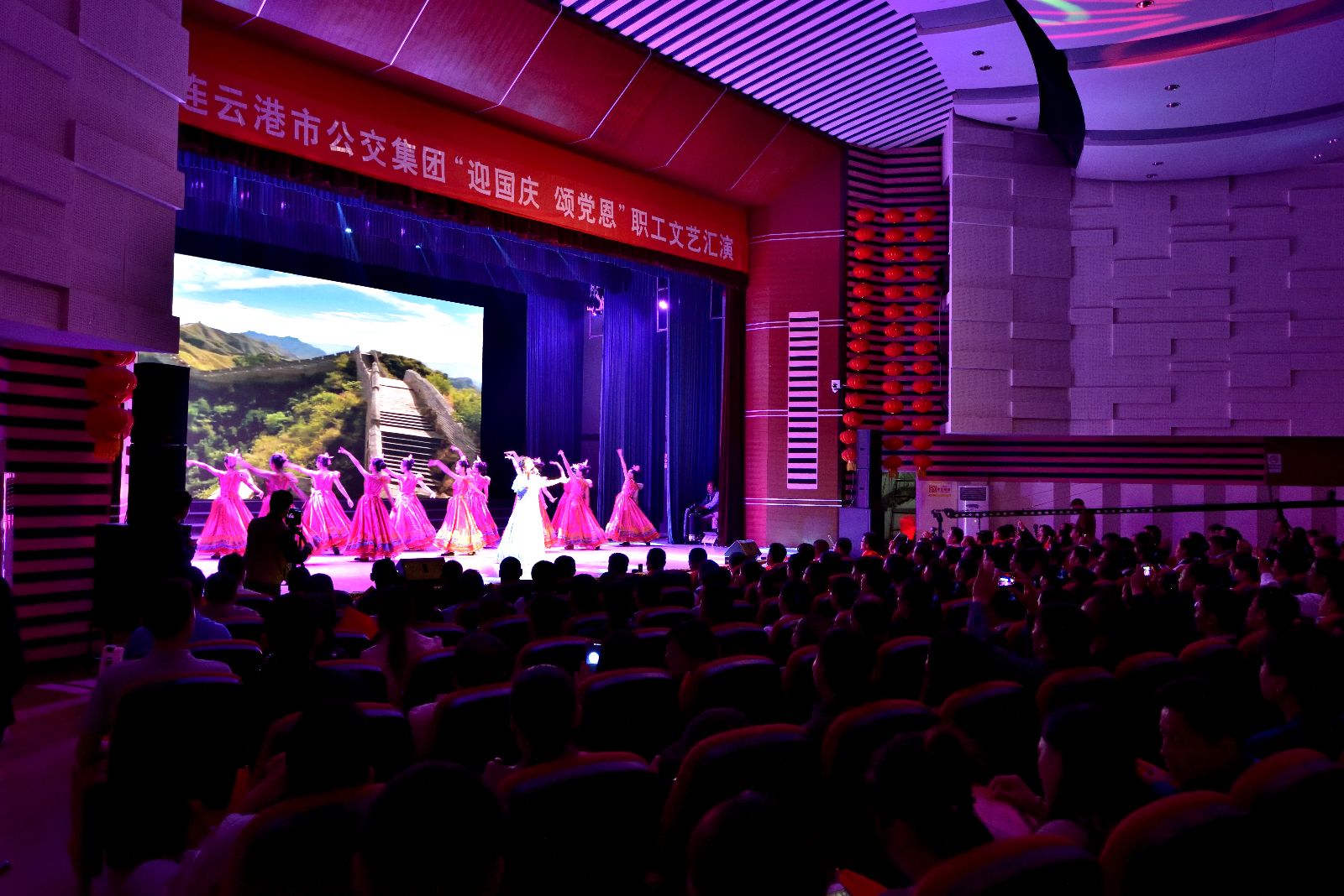 公交集團(tuán)“迎國慶、頌黨恩”職工文藝匯演取得圓滿成功