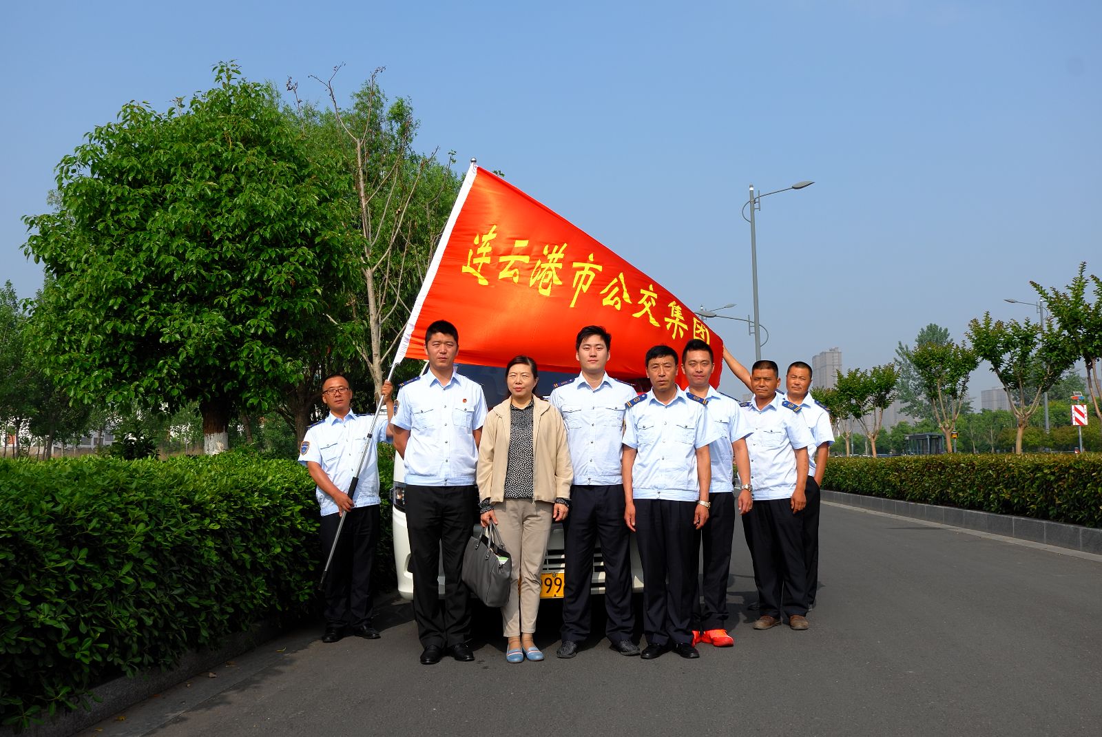 公交集團(tuán)“愛(ài)心送考”車 為高考考生保駕護(hù)航