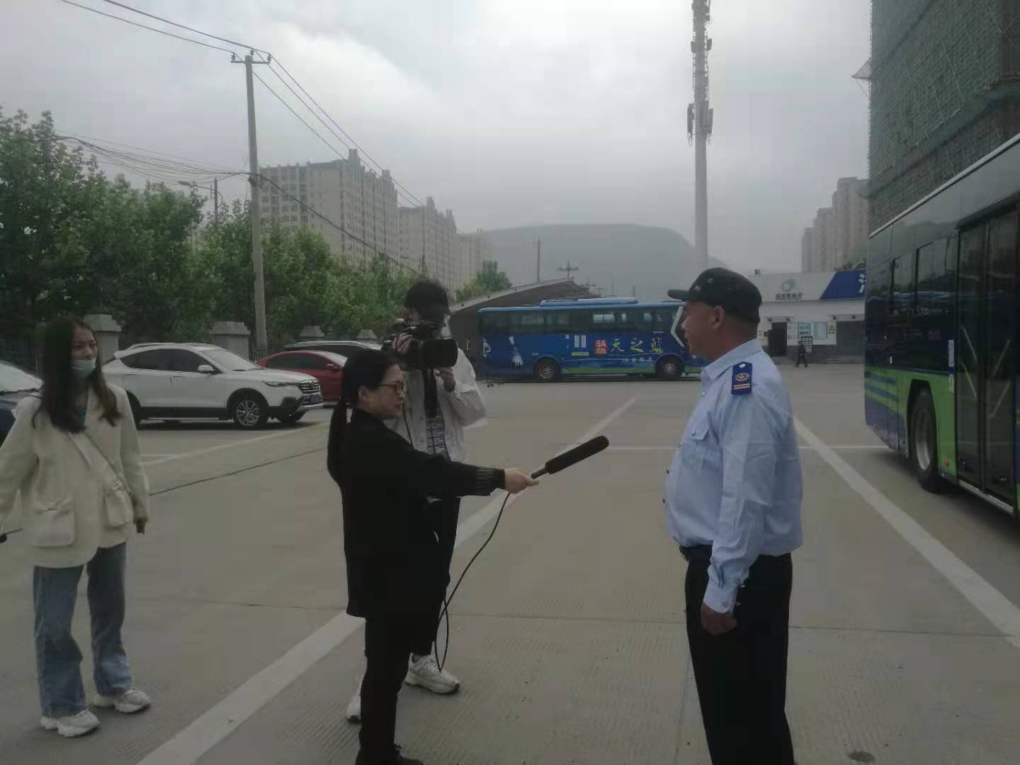 公交集團(tuán)公交事業(yè)一部3路駕駛員武傳超見(jiàn)義勇為，奮力滅火