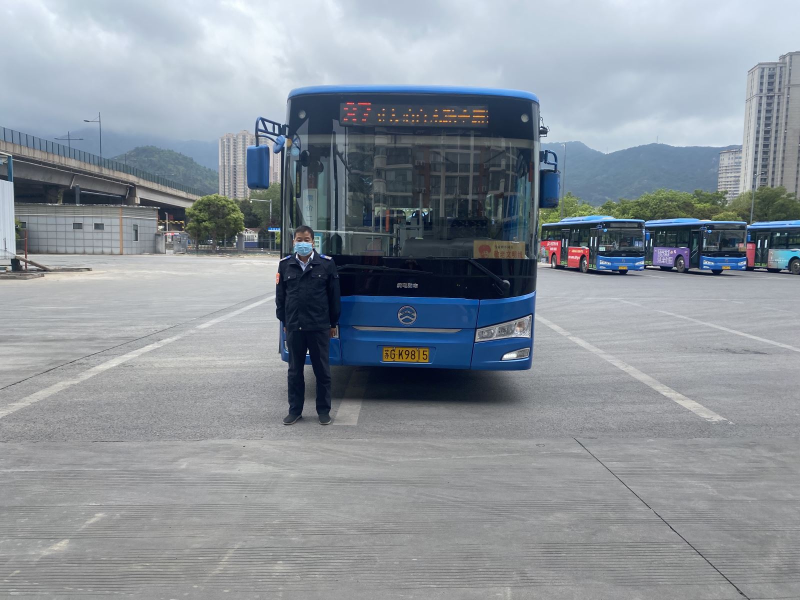老人獨坐公交車迷失方向，公交駕駛員、110民警接力尋找家人