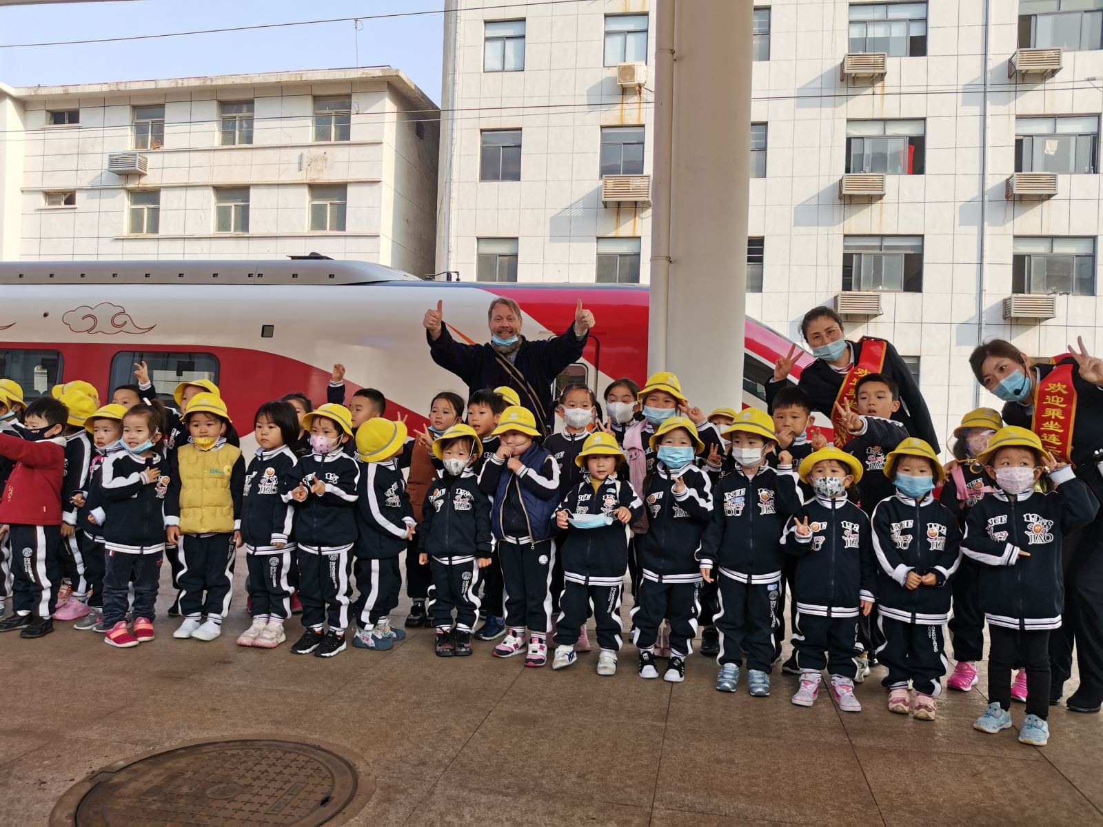 幼兒園小朋友體驗(yàn)城市動(dòng)車(chē)