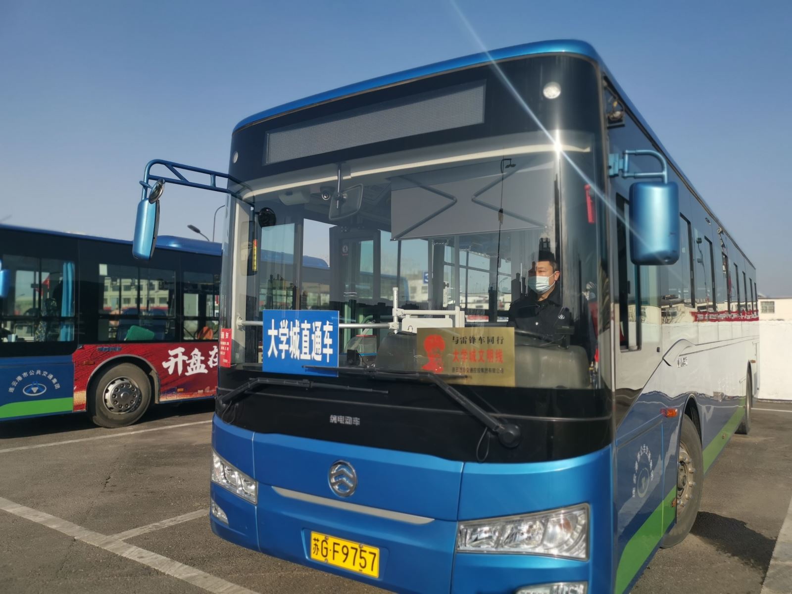 公交集團公交事業(yè)一部 開通大學城返校直通車 確?？土髌椒€(wěn)疏導