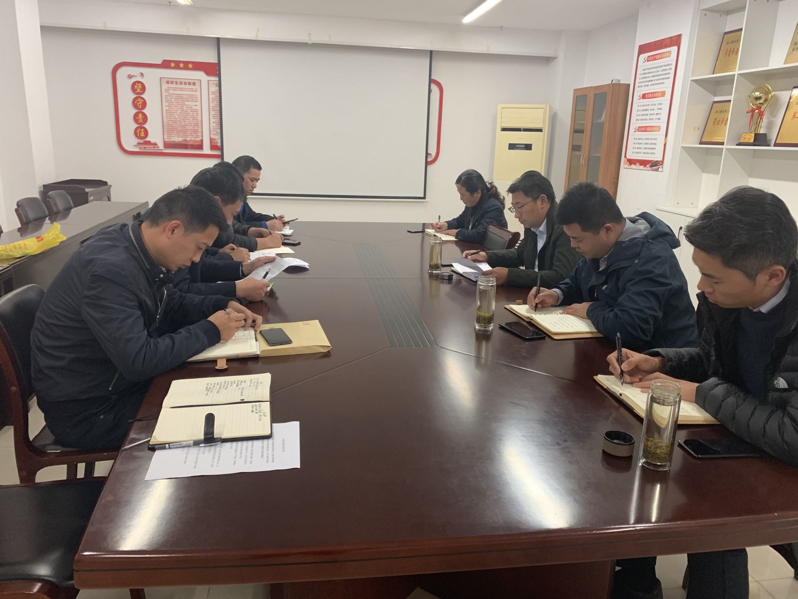 快速公交召開(kāi)正班正點(diǎn)率提升專(zhuān)項(xiàng)會(huì)議