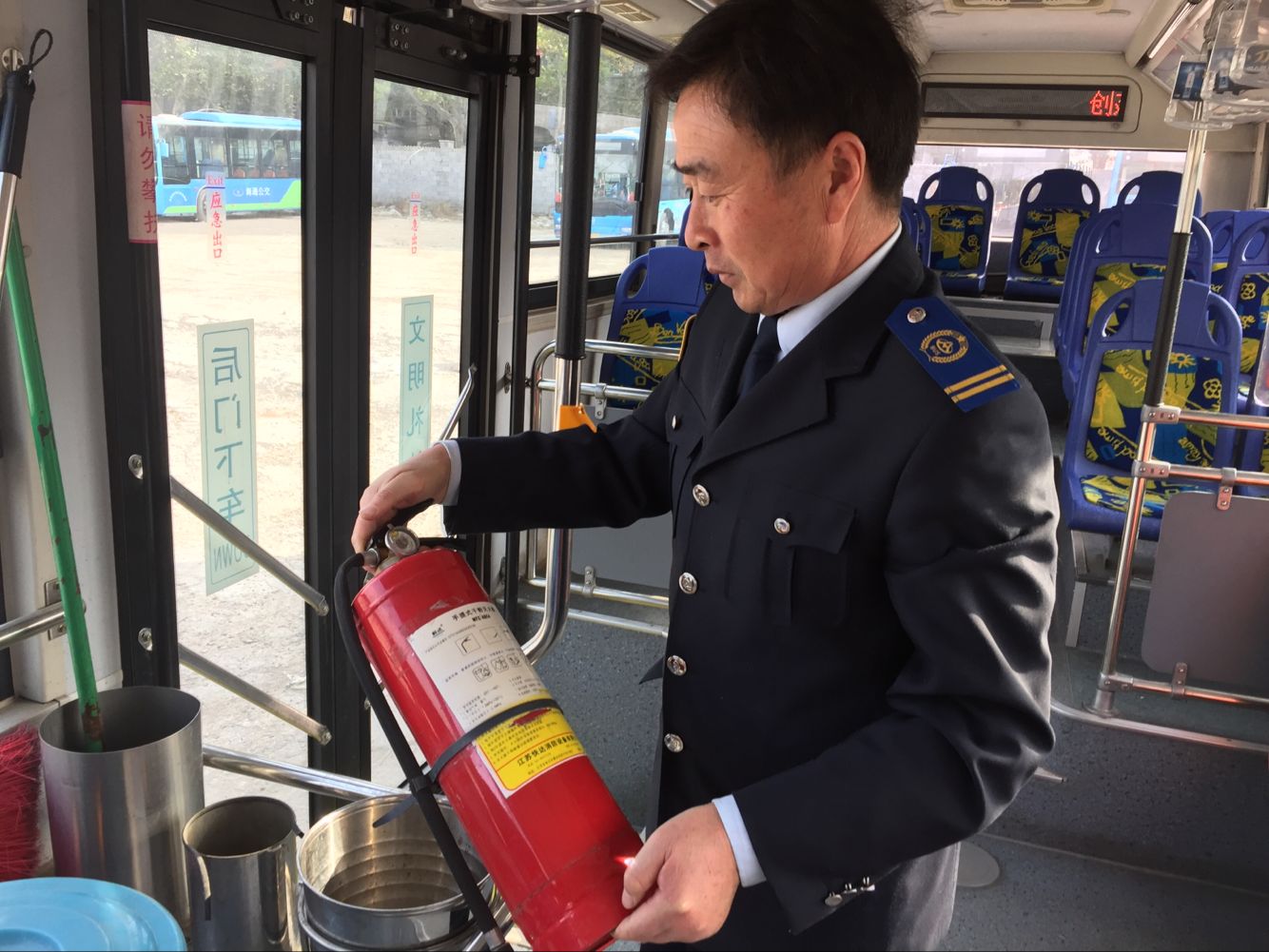 公交集團(tuán)海州公司車隊(duì)開(kāi)展車輛衛(wèi)生檢查