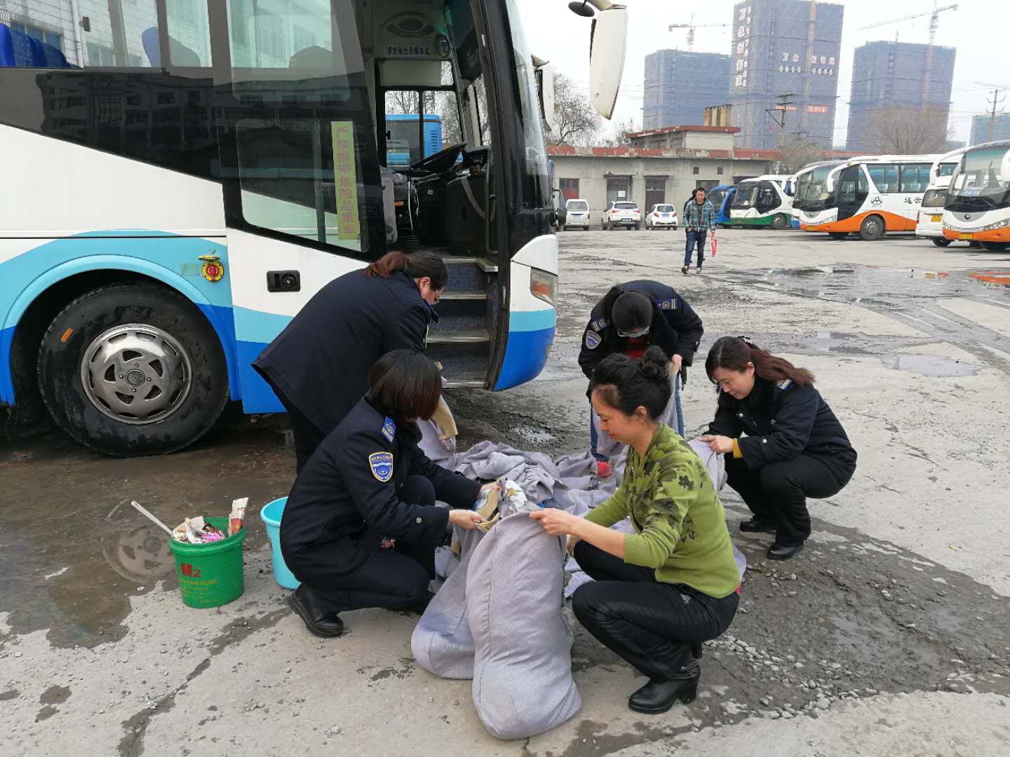 公交集團(tuán)佳連公司開(kāi)展車(chē)輛大清洗活動(dòng)