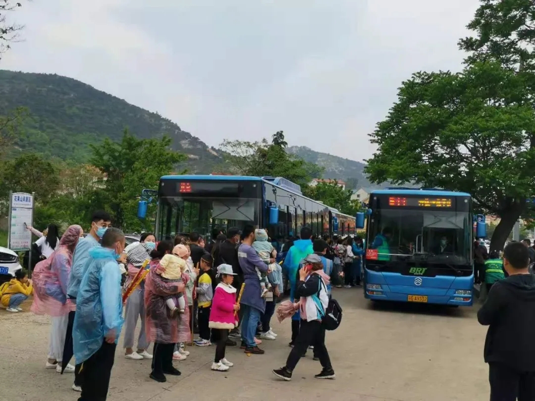 公交集團(tuán)快速公交事業(yè)部加大運(yùn)力投放，保障市民出行
