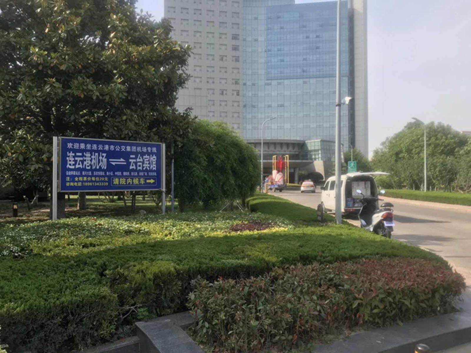 公交集團(tuán)經(jīng)營(yíng)發(fā)展事業(yè)部安裝機(jī)場(chǎng)線乘車指示牌 服務(wù)乘車市民