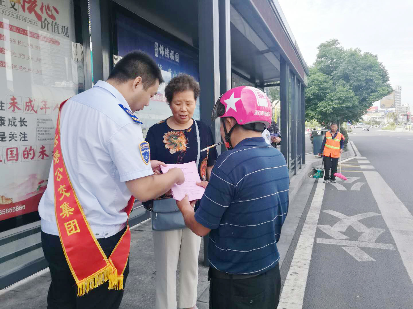 公交集團(tuán)開(kāi)展關(guān)愛(ài)殘疾人無(wú)障礙乘車暨公交站點(diǎn)在排隊(duì)文明出行活動(dòng)
