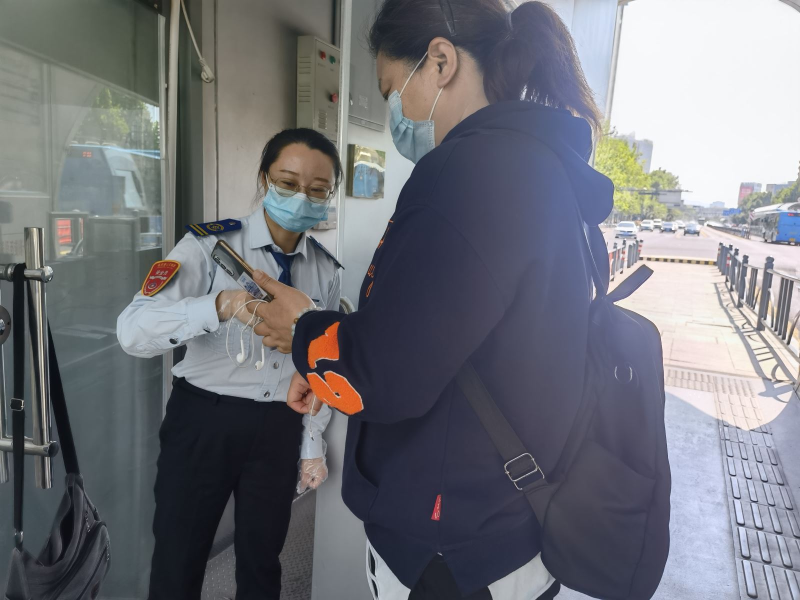 公交集團(tuán)快速公交事業(yè)部站務(wù)員王慧、朱桂平接力找文件獲暖心點贊