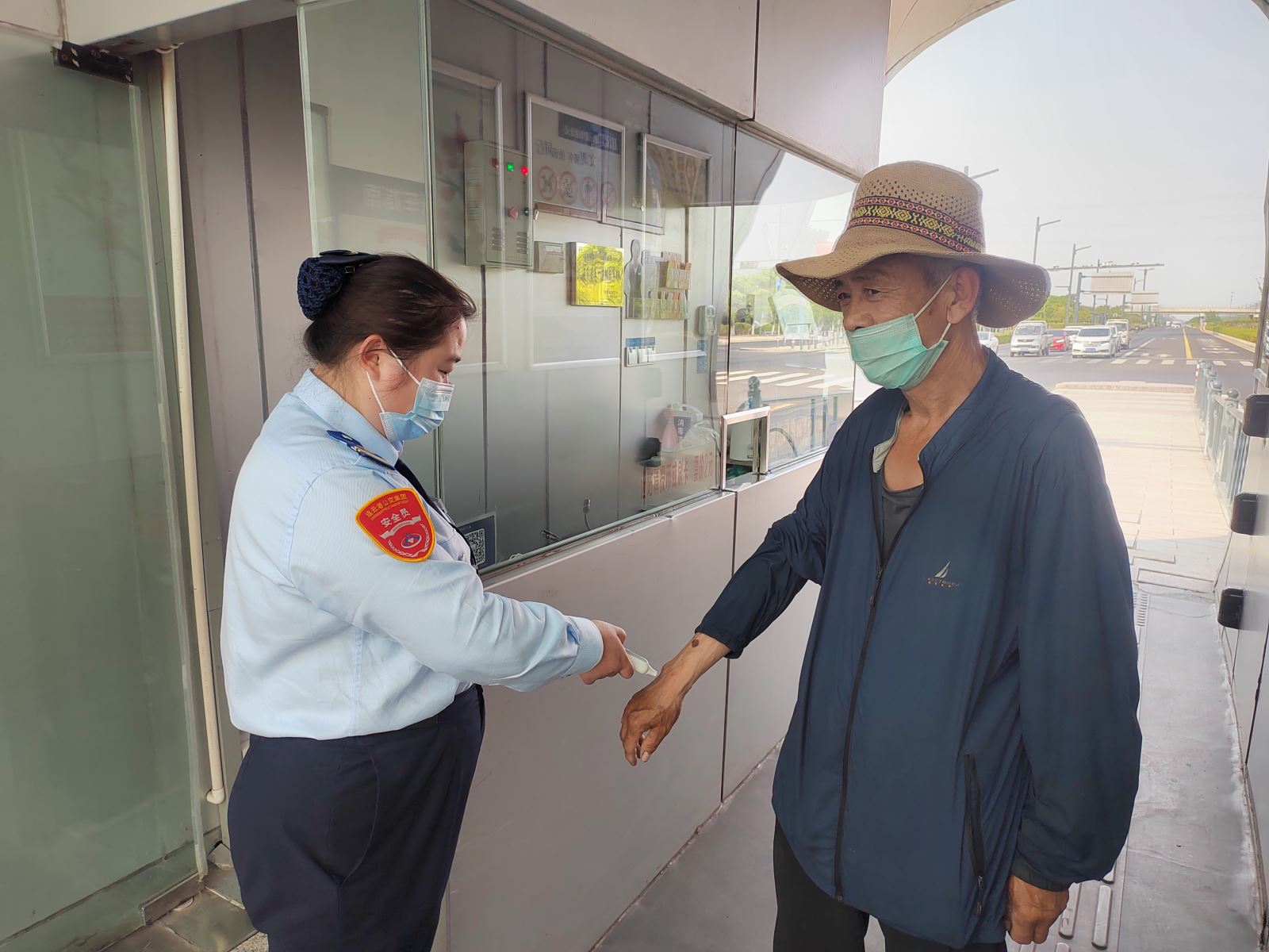 暖心服務(wù)，讓老人熱淚盈眶