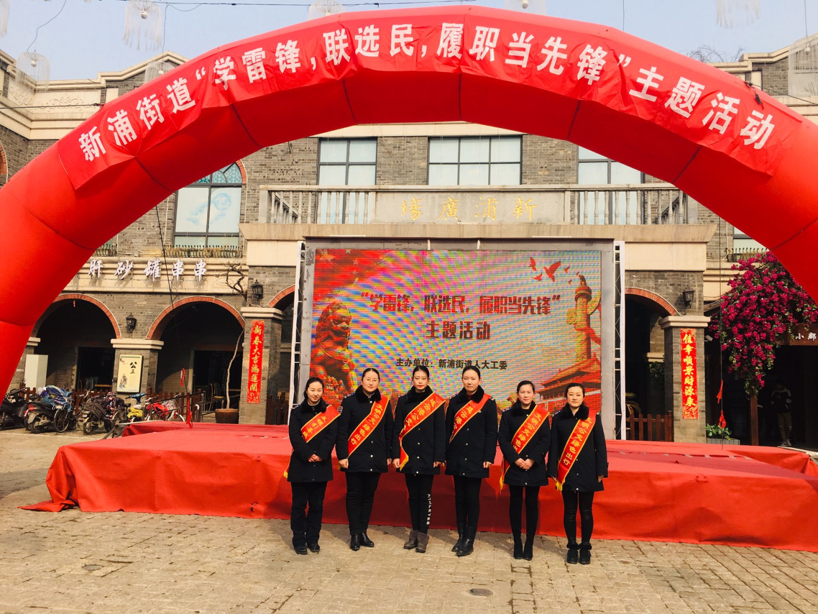 公交集團(tuán)開展“學(xué)雷鋒、我行動(dòng)”志愿服務(wù)活動(dòng)