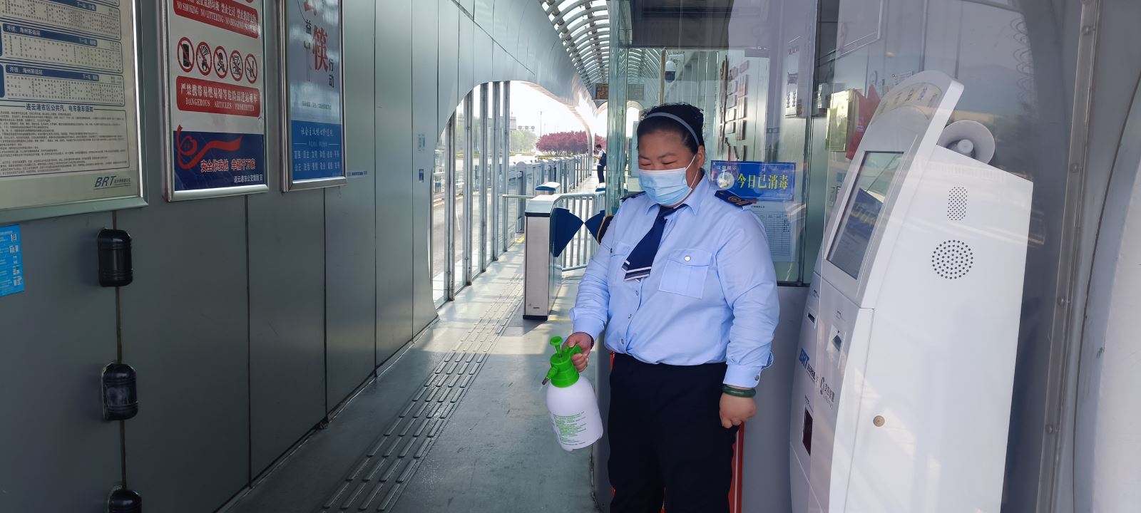 乘客身體不適，站務(wù)員暖心幫助 獲家屬連連道謝