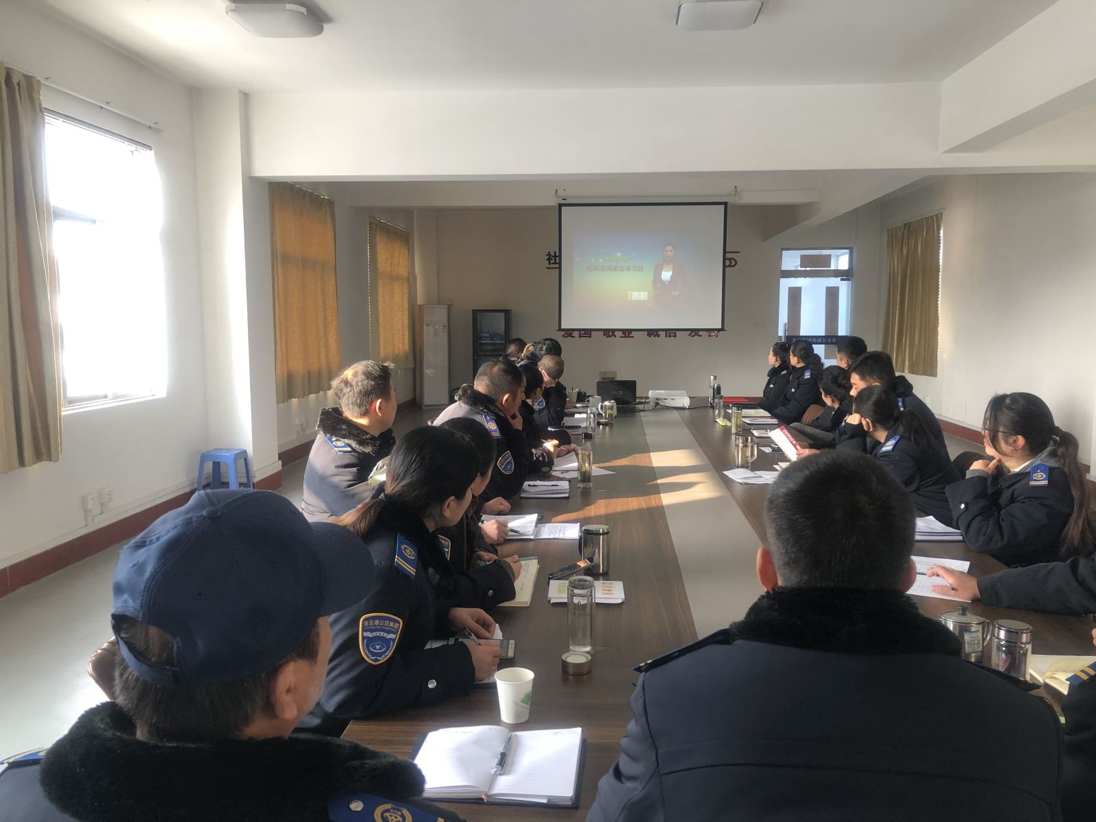 公交集團(tuán)事業(yè)一部、二部組織觀看專題片《誕生地》