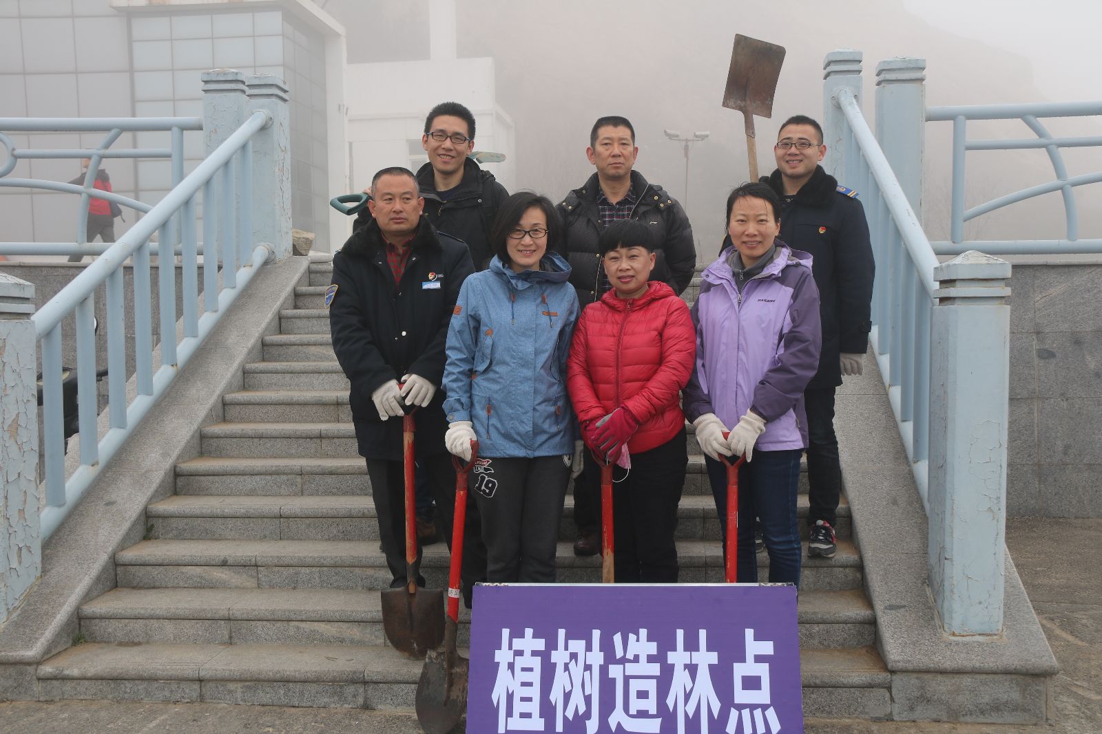踐行社會(huì)責(zé)任 公交快速公司開(kāi)展義務(wù)植樹(shù)活動(dòng)