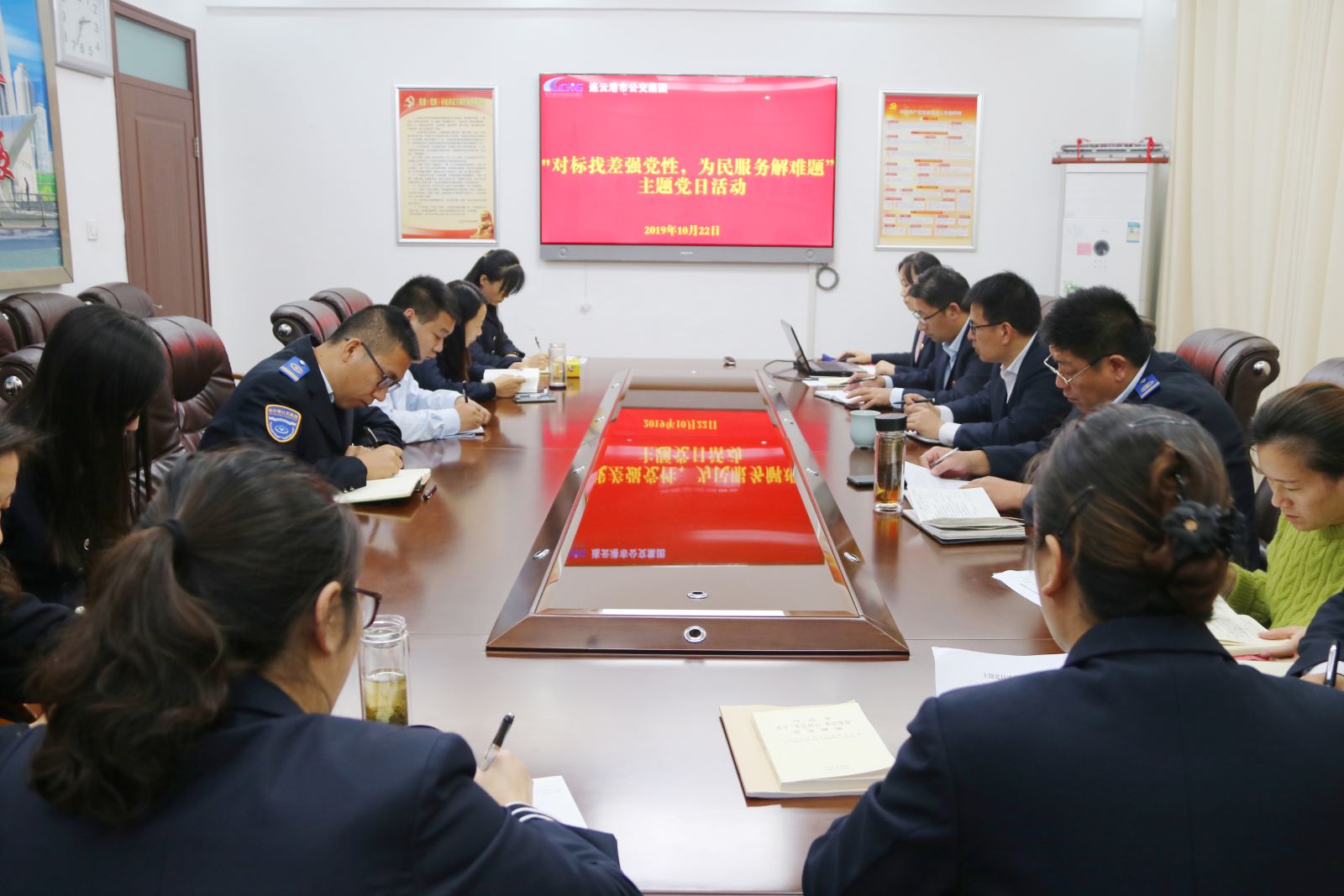 公交集團機關(guān)黨總支開展“對標(biāo)找差強黨性，為民服務(wù)解難題”主題黨日活動