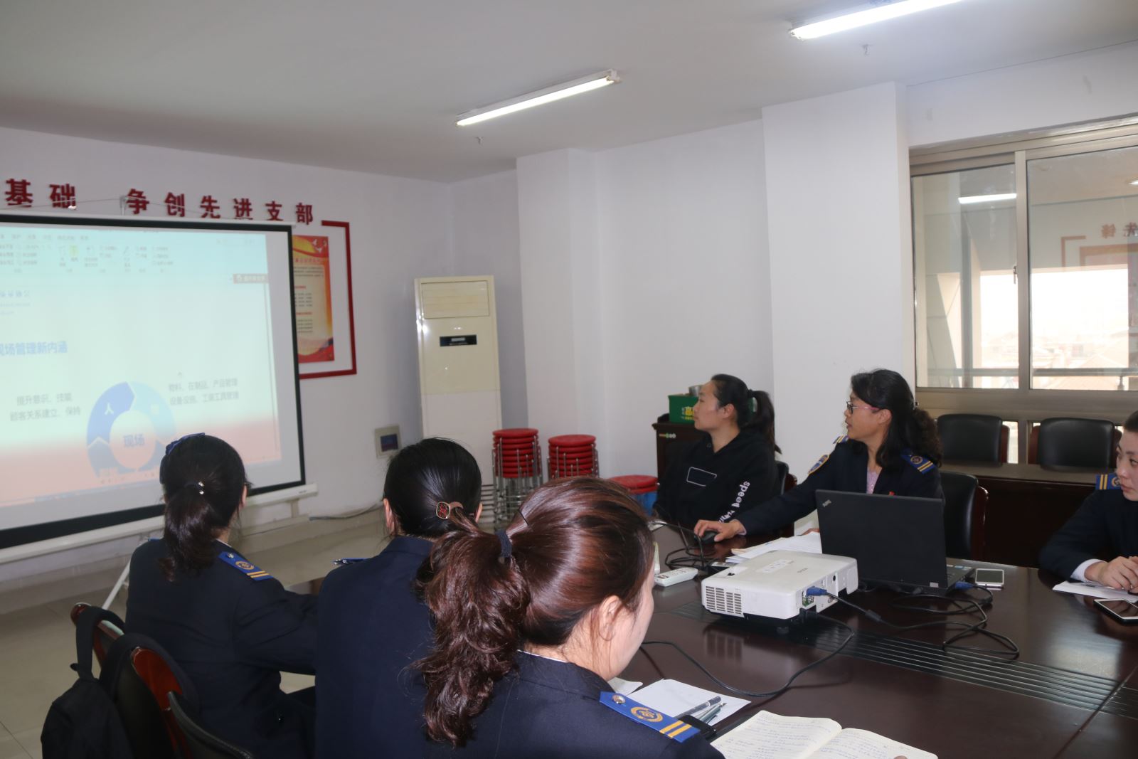 公交集團快速公交事業(yè)部開展站務組長現(xiàn)場管理知識培訓