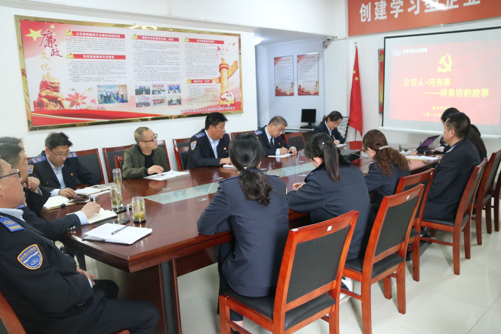 公交人、閃光事—公交集團(tuán)機(jī)關(guān)支部開(kāi)展“講身邊故事”活動(dòng)