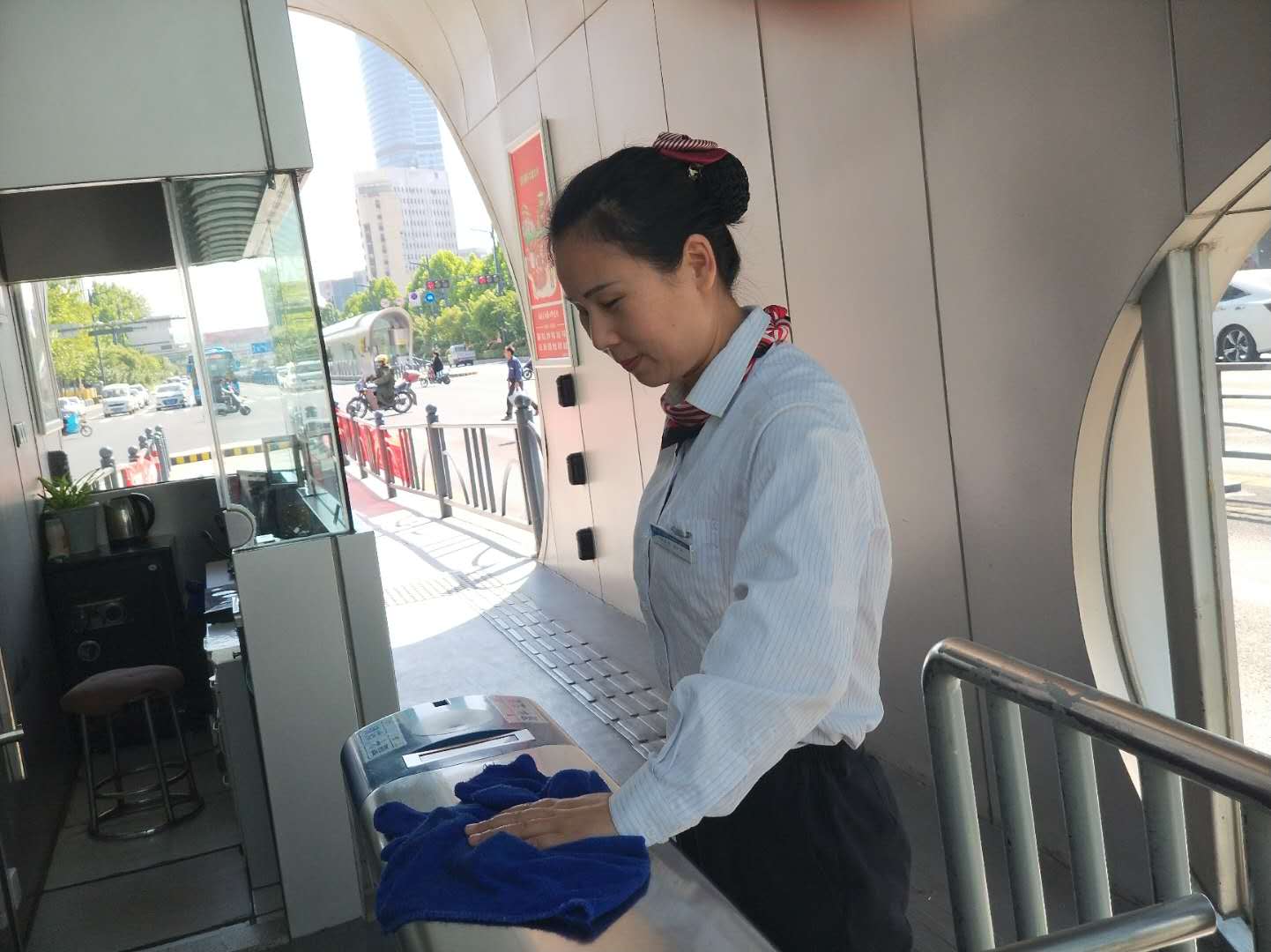 公交集團站務(wù)員堅守崗位助老人，優(yōu)質(zhì)服務(wù)暖人心
