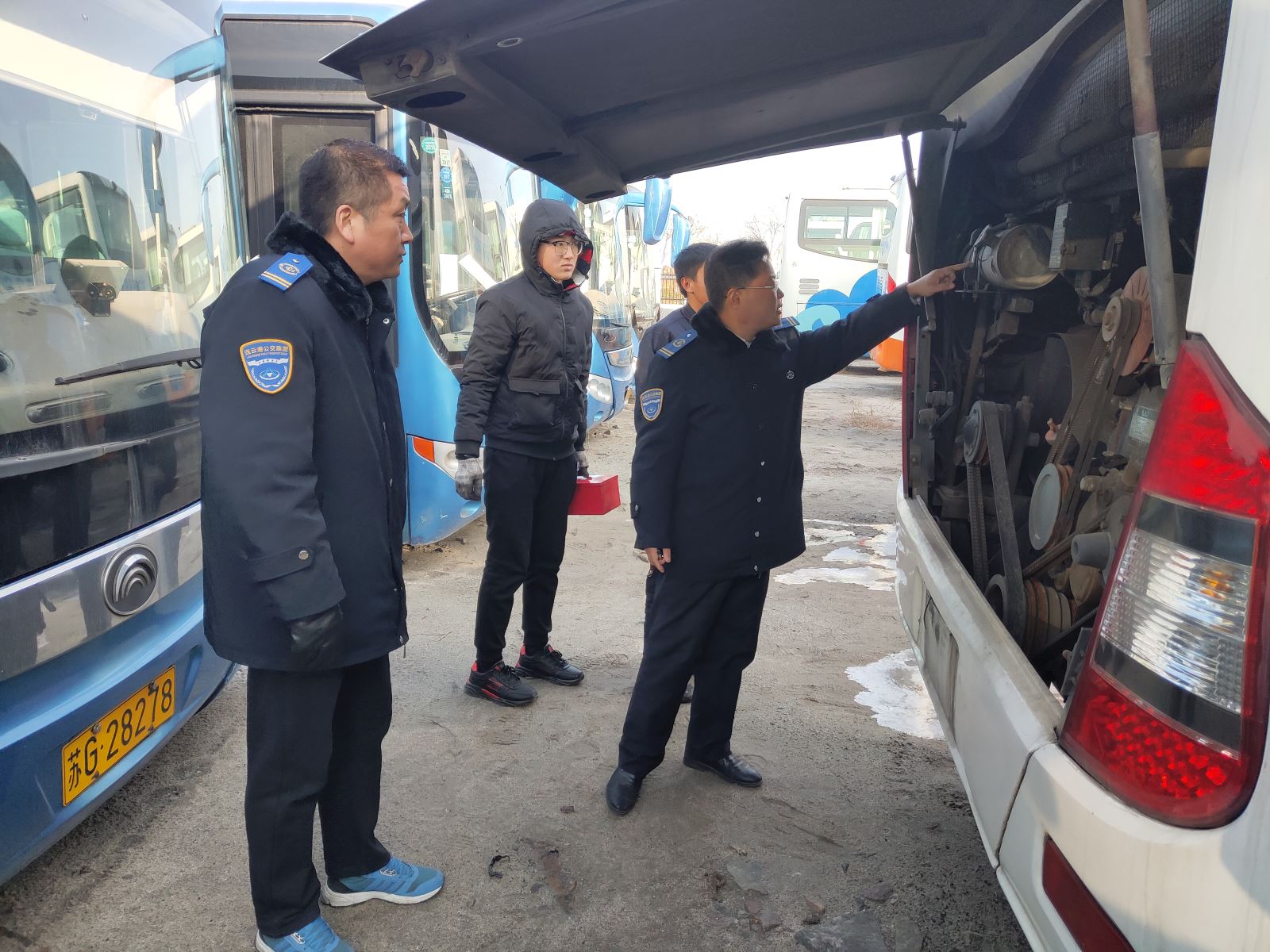 公交集團(tuán)機(jī)務(wù)技術(shù)事業(yè)部開展待運(yùn)營車輛檢查工作