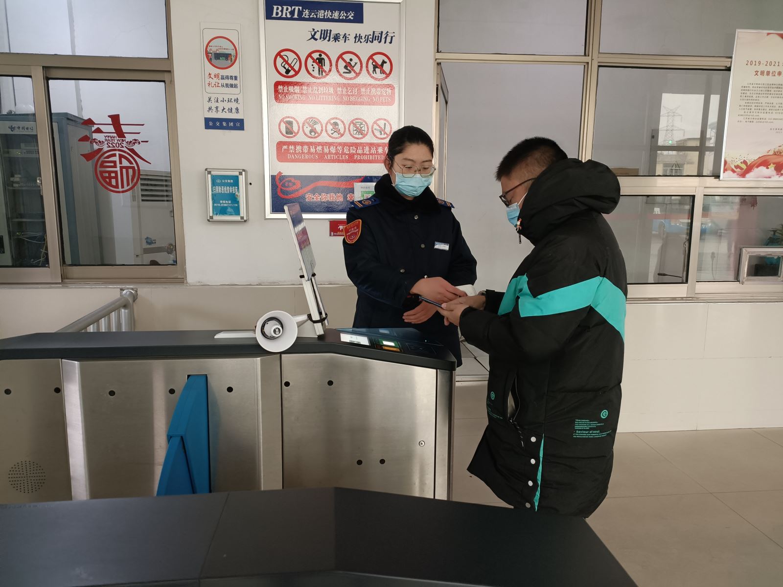 快速公交事業(yè)部站務員熊斌如歸還乘客丟失的物品獲感謝