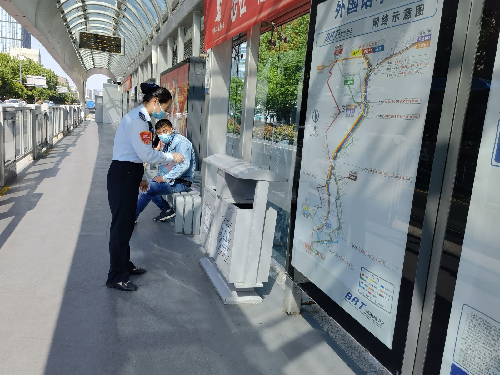 快速公交事業(yè)部站務(wù)員王慧、田玲幫助乘客找到丟失的物品獲感謝