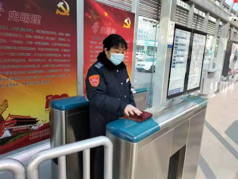 快速公交事業(yè)部站務員詹雪歸還乘客丟失的包獲感謝